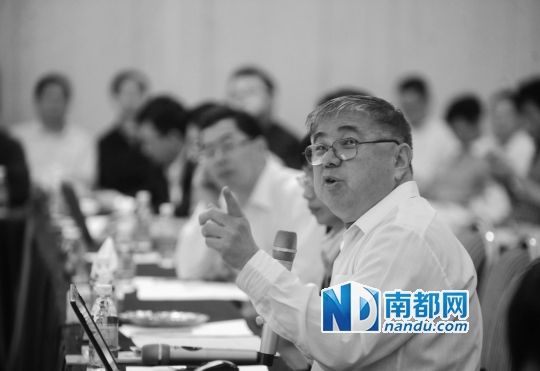 在火炬开发区会展中心举行的海外高层次人才交流会上,一名海外留学人才现场解说科研项目。 南都记者 吴进 摄